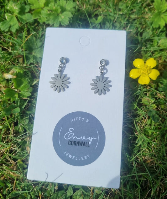 Dainty Silver Daisies