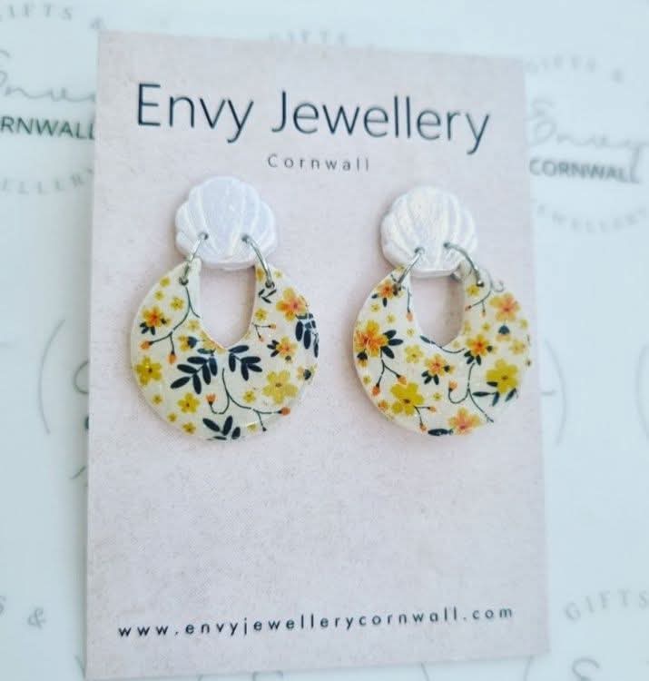 Shell & Yellow Florals